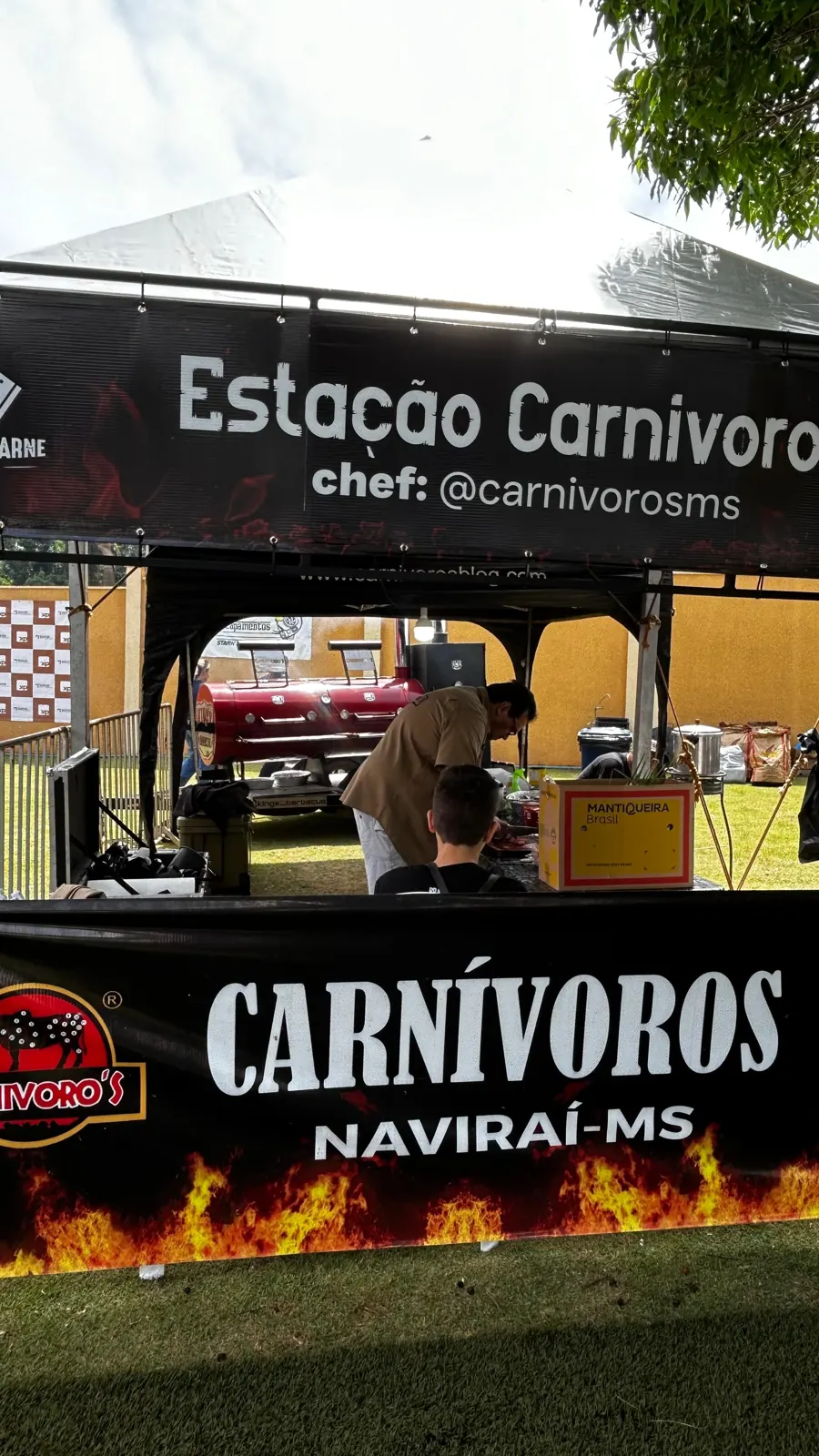 Estação de churrasco com chamas na faixa