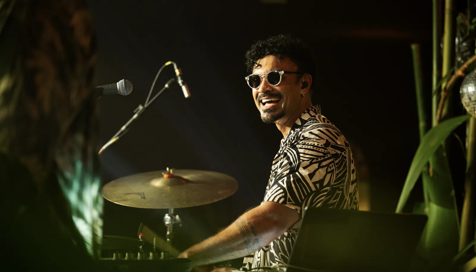 Yves sorrindo atrás da bateria