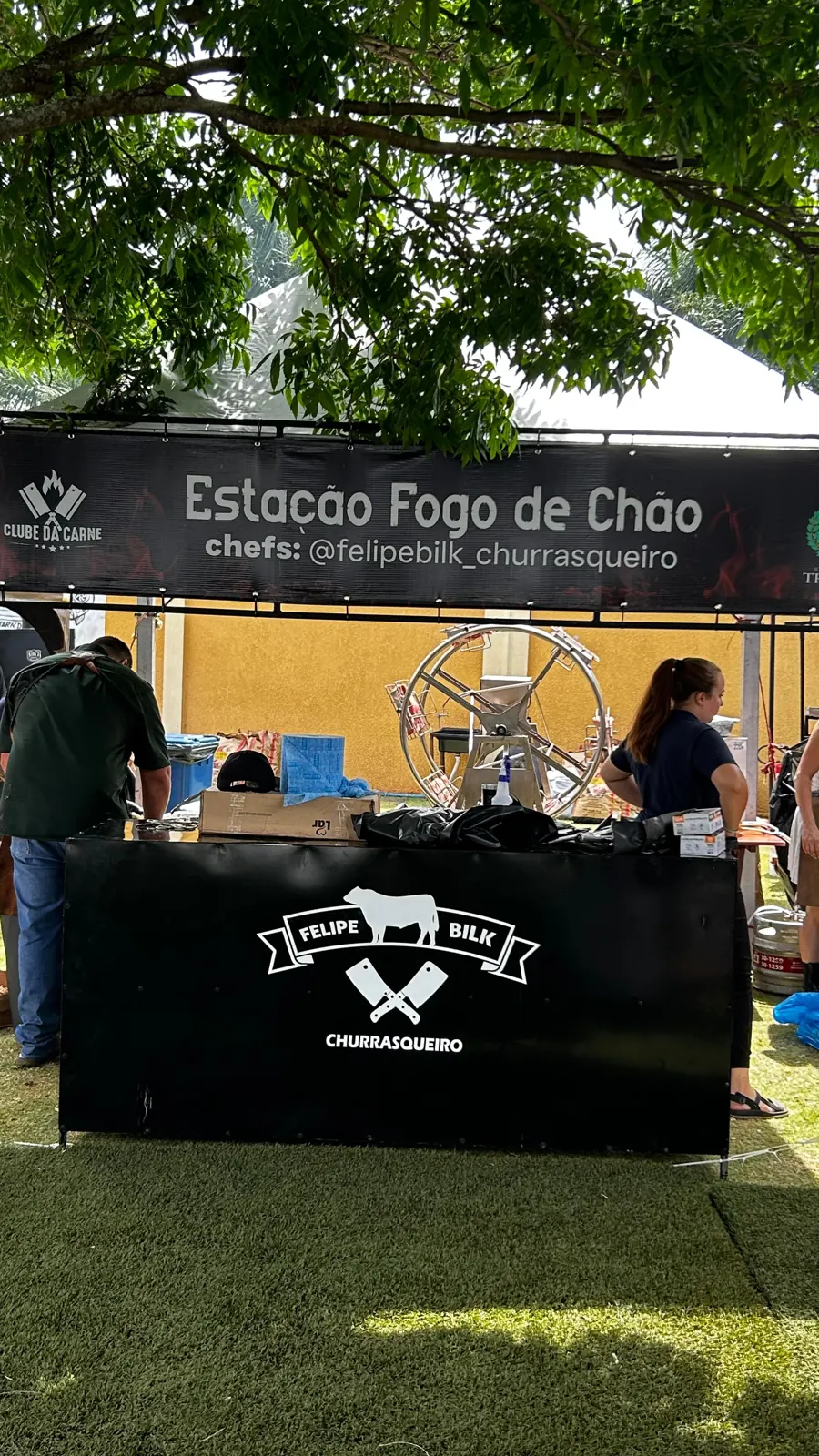 Estação de churrasco com fogo de chão