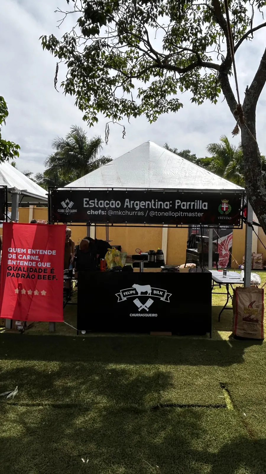 Estação de parrilla sob a tenda