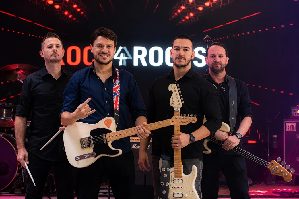 Os quatro integrantes do Rock4Roots no palco