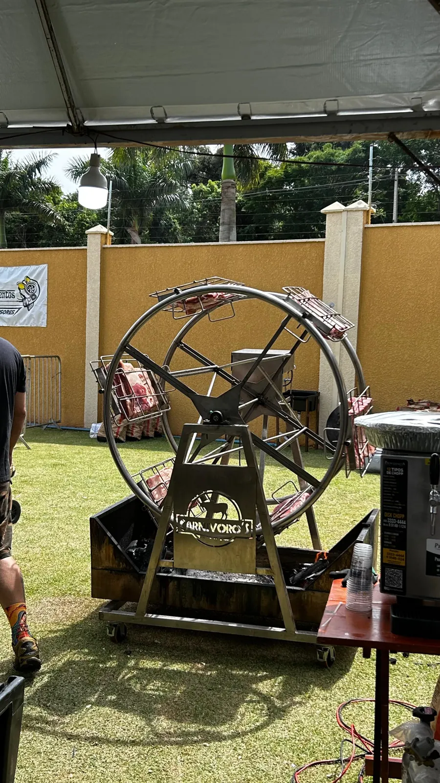 Roda de ferro com carnes assando